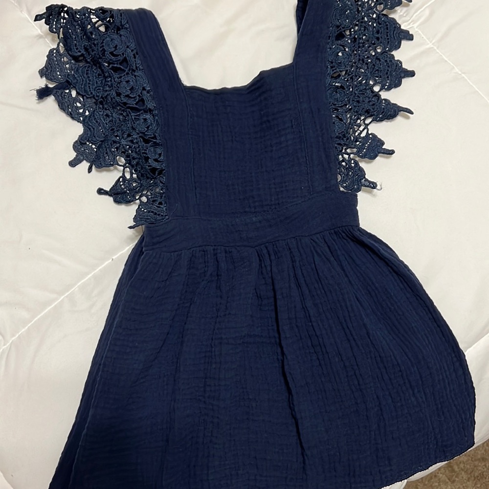 Cute dress for any occasion. Back tie ripped off one side, can be sewn.
